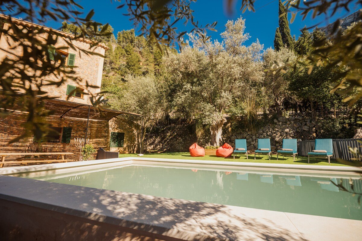 Stunning villa with sea view & heated salt pool gallery image 4