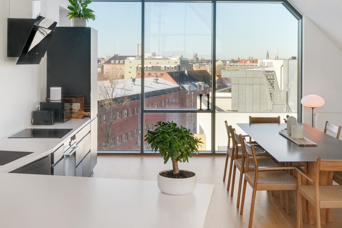 Penthouse with stunning view gallery image 4