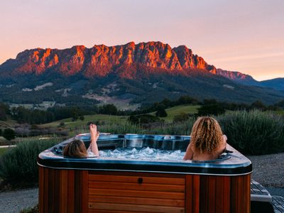 Eagles Nest I Honeymoon Stay-spas & mountain views