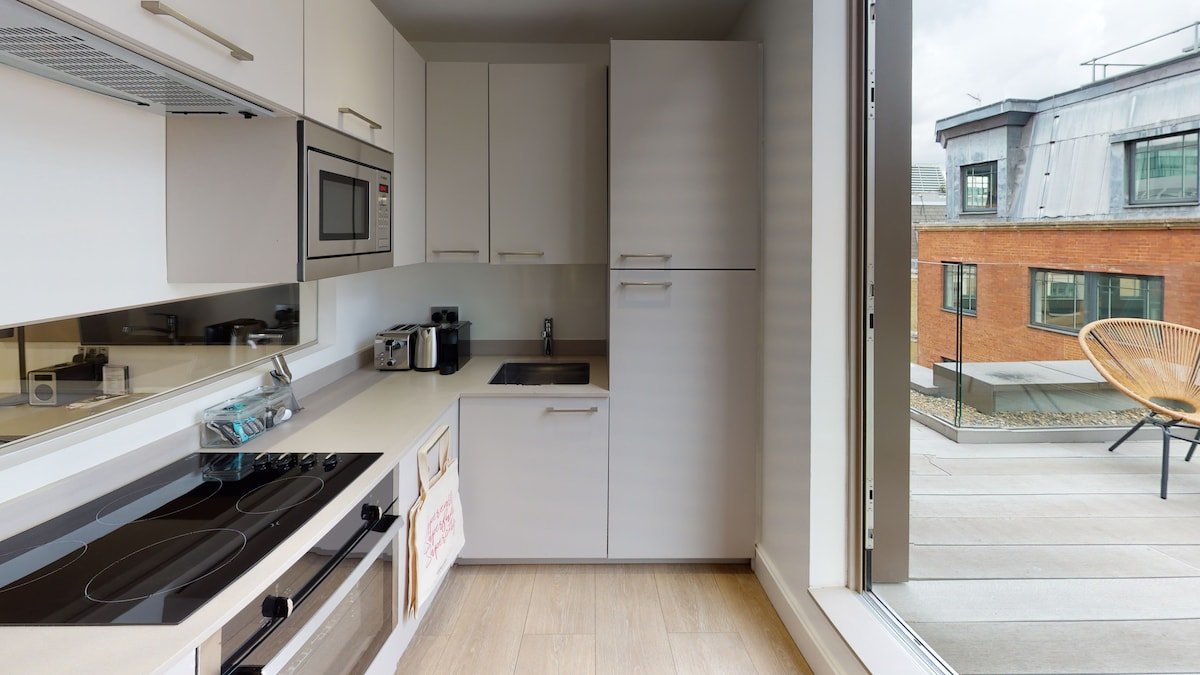 Luxury Two Bed Apartment with Private Terrace gallery image 3