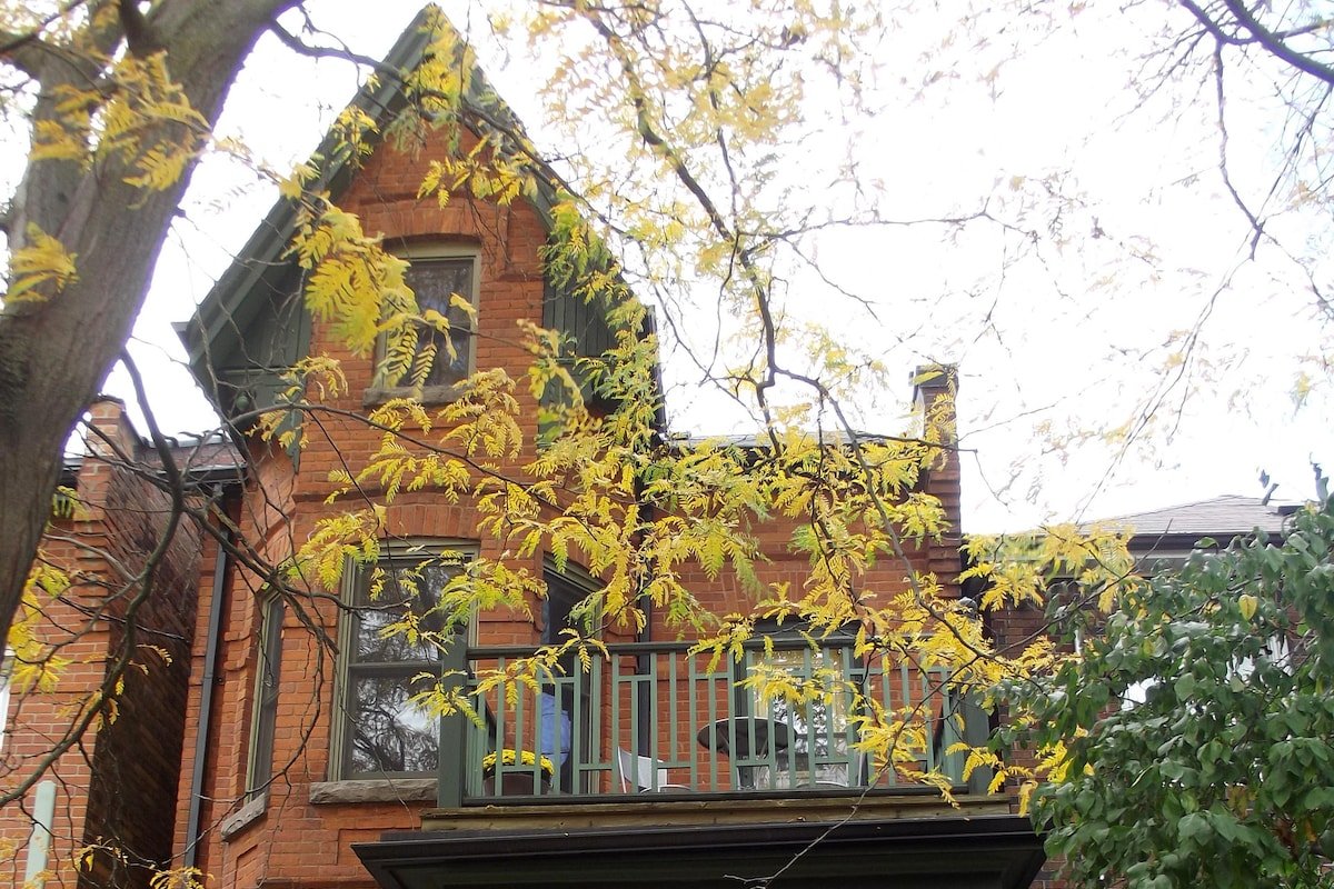 Gorgeous Renovated Victorian Roncesvalles Village gallery image 4