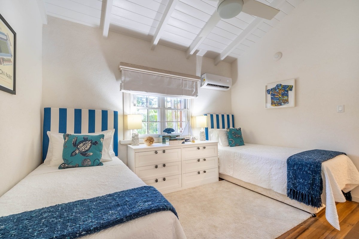 Palm Tree Villa gallery image 2