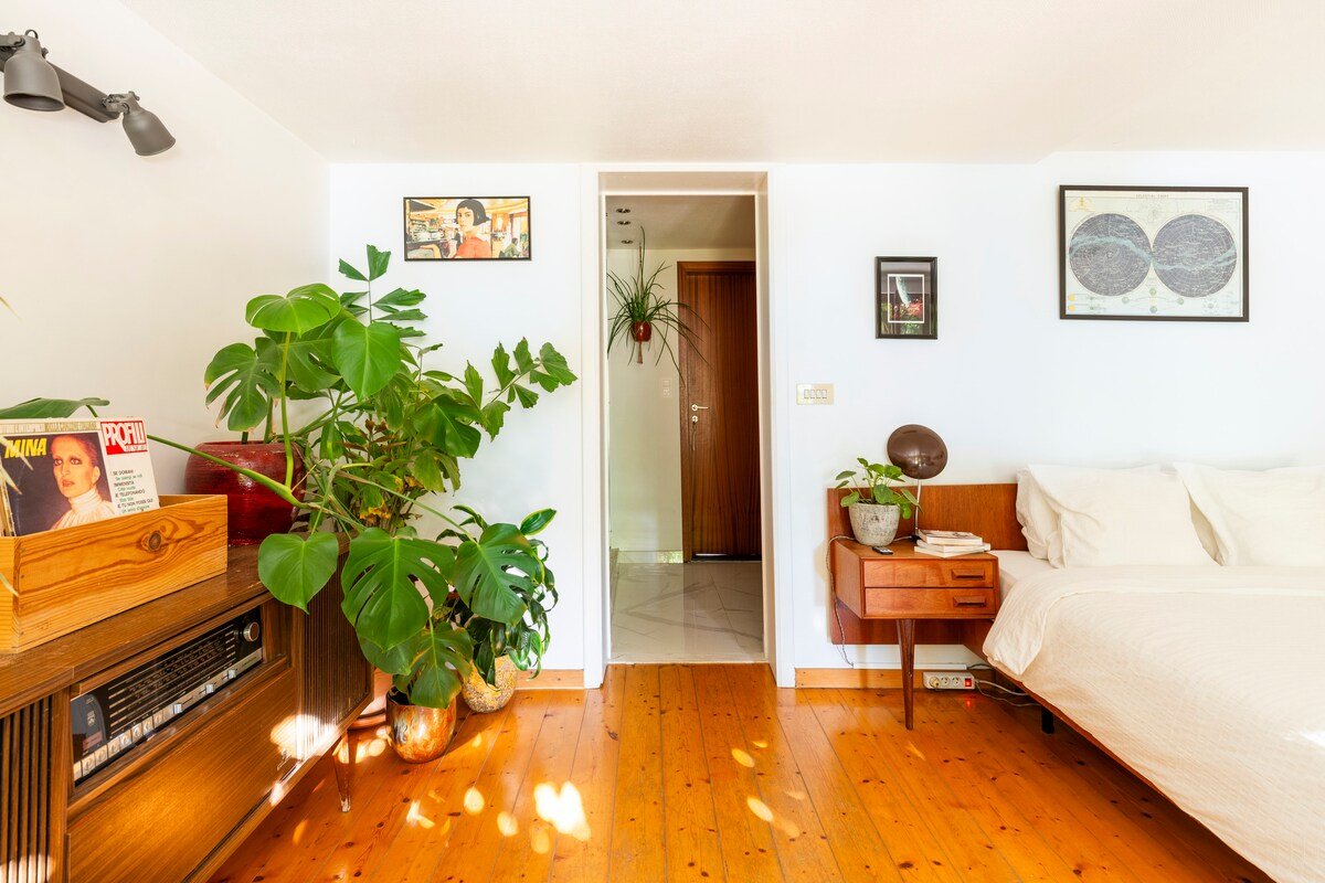 Garden jacuzzi & sauna in vintage oasis with bikes gallery image 5