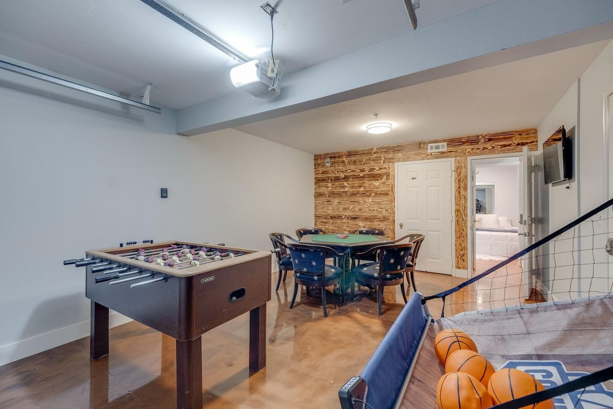 Downtown less than 5 min walk to broadway. 10 beds gallery image 4