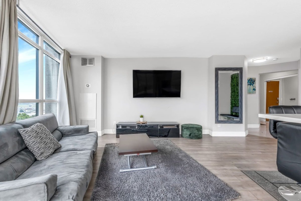 2 BR Waterfront Condo Downtown w/ free Parking gallery image 4