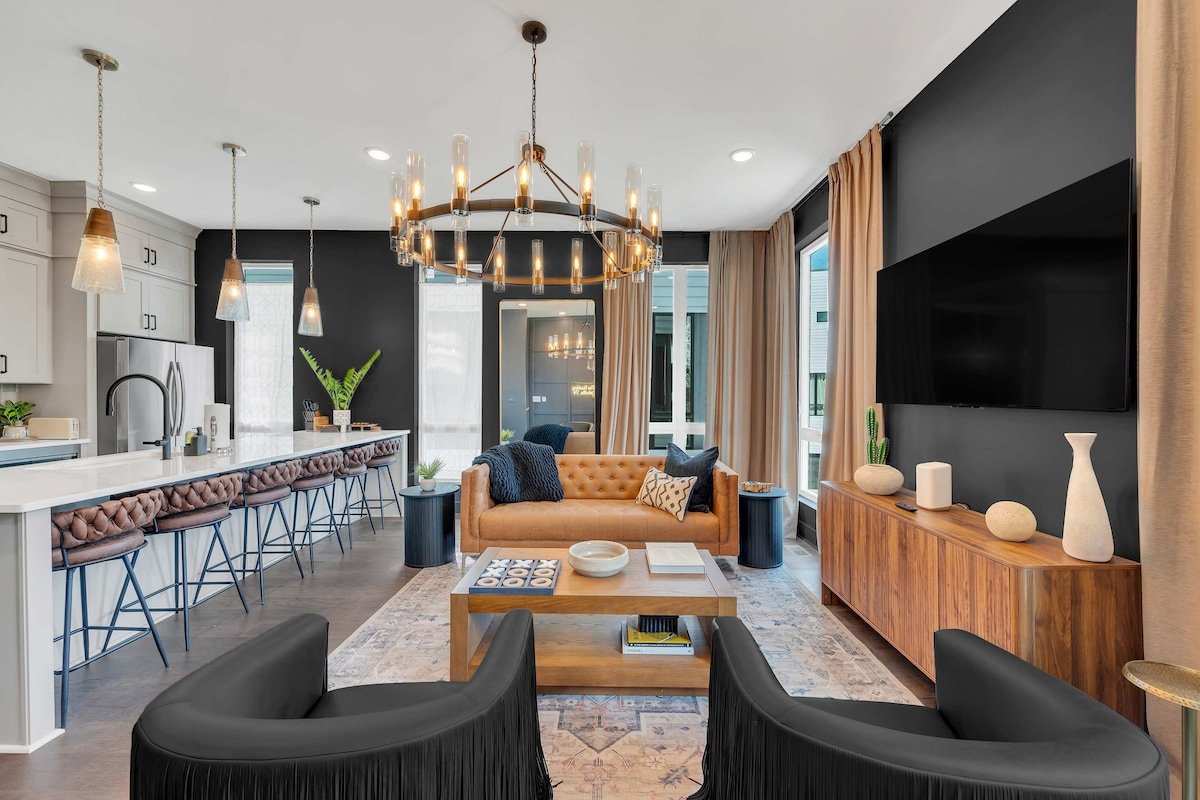 Winter Rates | Iconic Duo 15 Min to DT Sleeps 24 gallery image 2