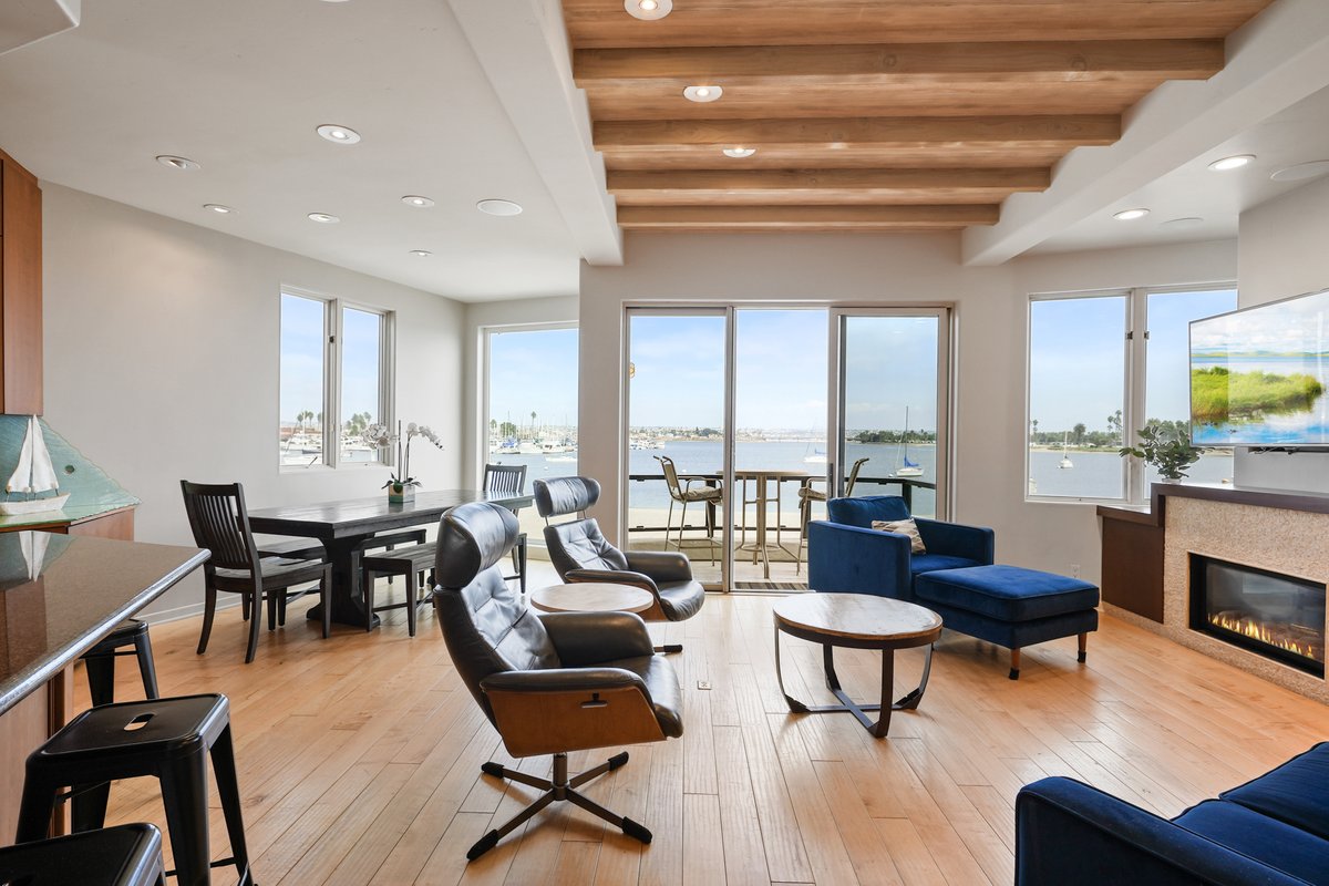 Single Family Waterfront Home in Mission Beach