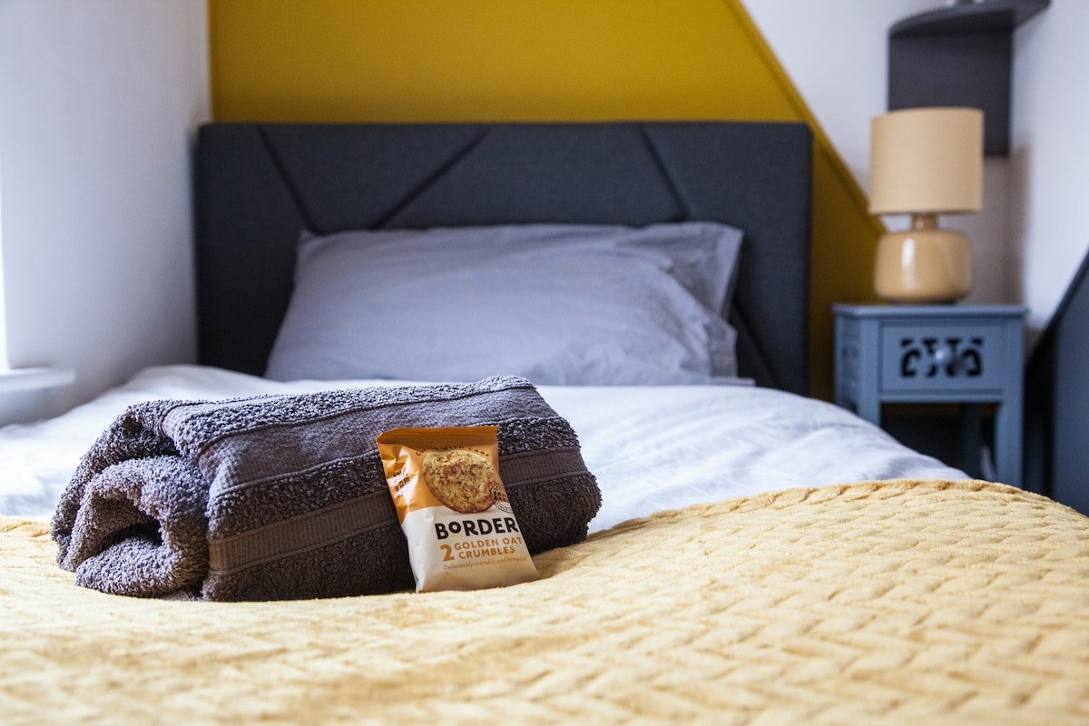 Modern Luxury House – City Getaway, Free Parking! gallery image 4