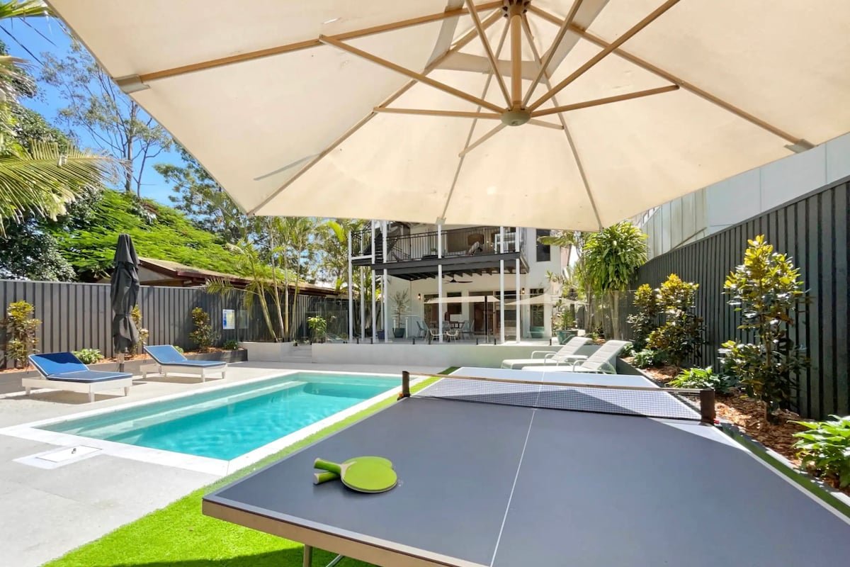 Luxury 4BD Retreat with Pool – 400m to Beach gallery image 3