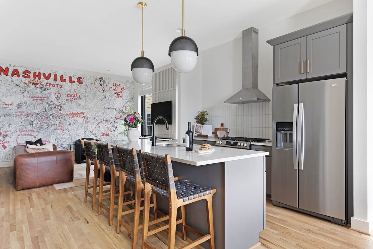 The Banjo – Huge Rooftop + 1.5 miles to Broadway gallery image 5