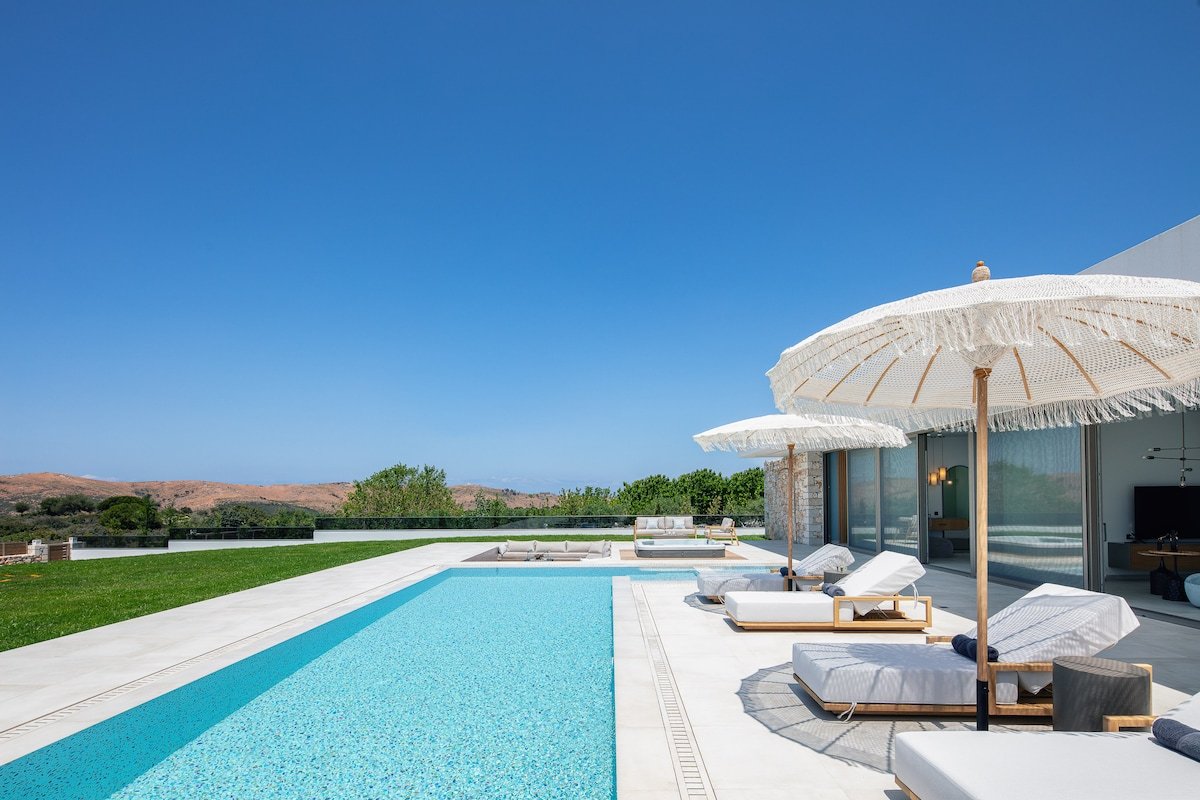 Cresto Iconic Villa, with Heated Spa Whirlpool gallery image 5