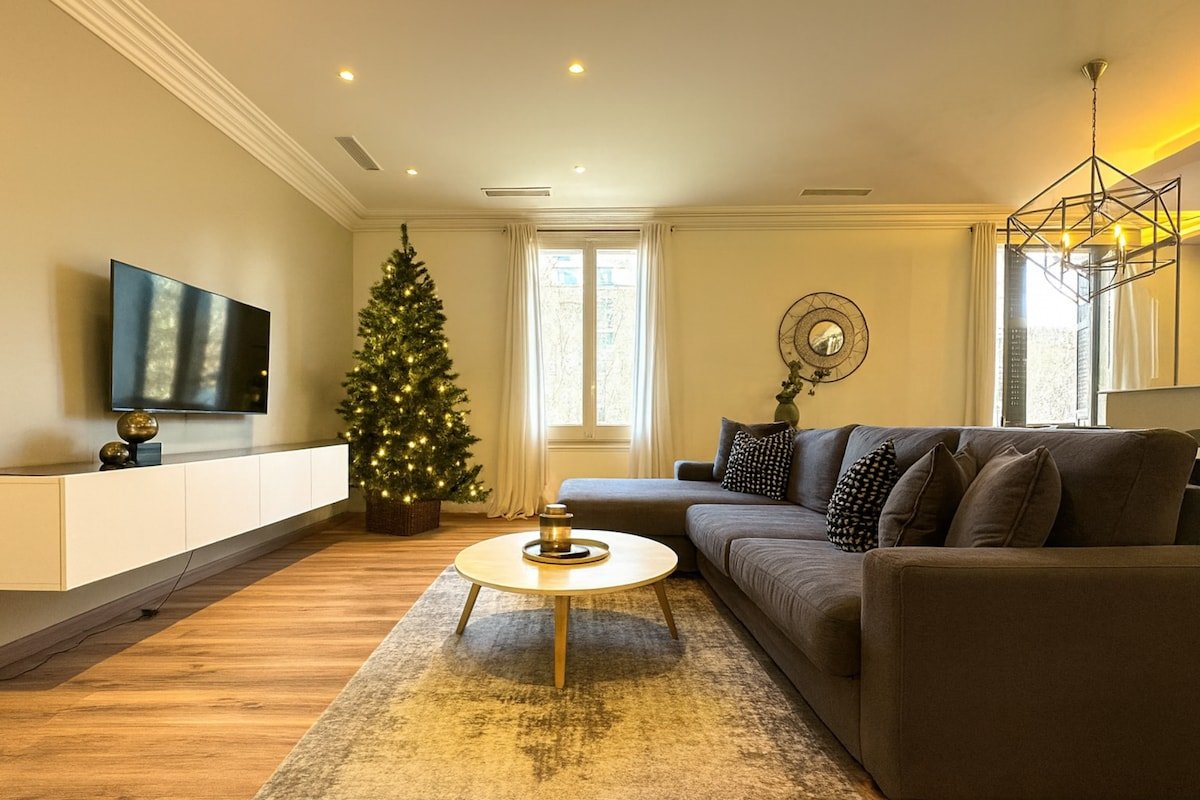 BCN Christmas Elegance & Modernity on Diagonal 5P gallery image 2