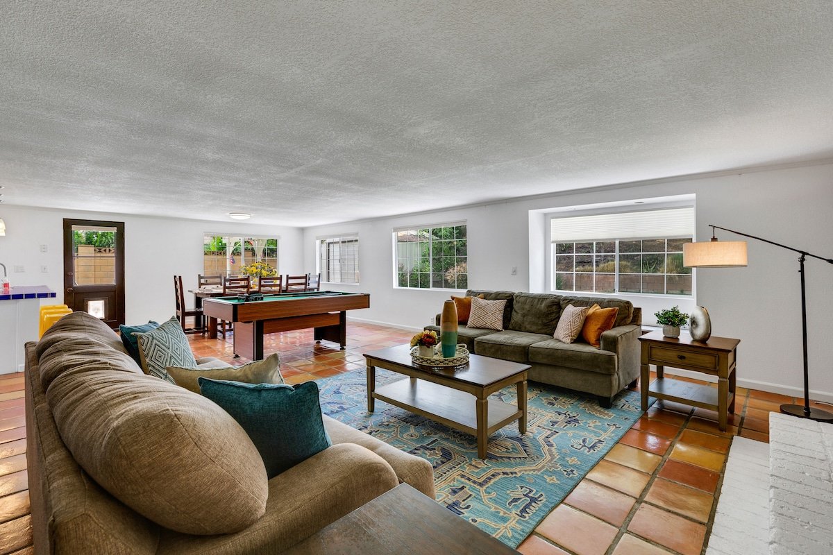 174 *Awesome Stylish Family Home-Pool Table gallery image 5