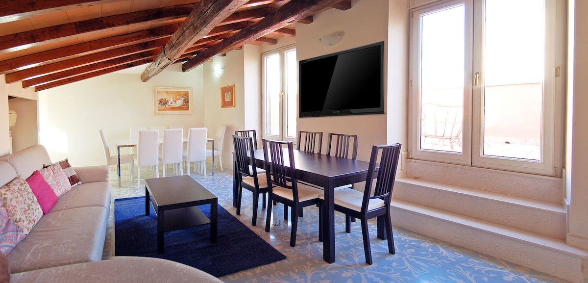 Navona-Campo de’ Fiori Penthouse with 2 balconies gallery image 2