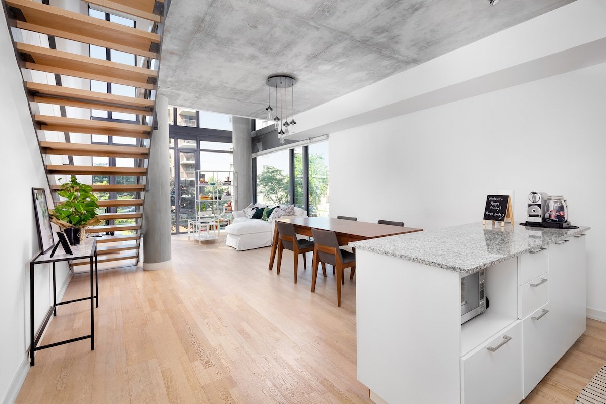 Fabulous 2-Storey Loft in King West with Parking gallery image 2