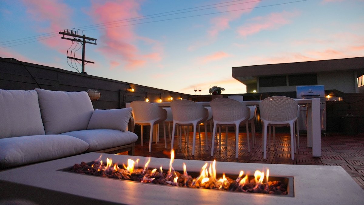 Steps to Beach | Private Rooftop| 100″Movie Screen gallery image 3