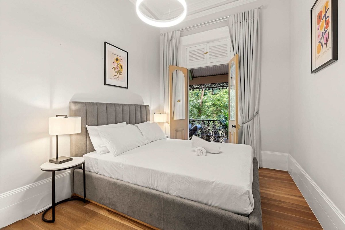 Elegant 6-Bed Home with Harbour Views gallery image 3