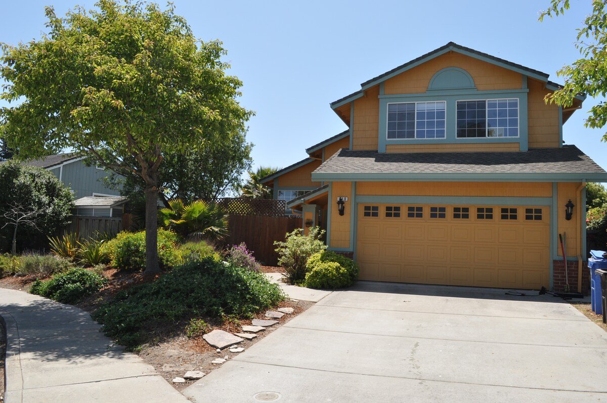 4 bed HotTub Firepit blks to beach Best Location! gallery image 5