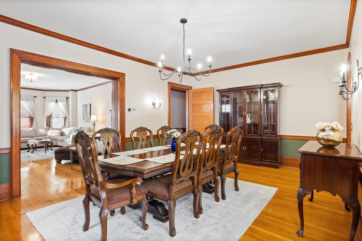 Stately Park Ave. Century Home – Sleeps 6! gallery image 5