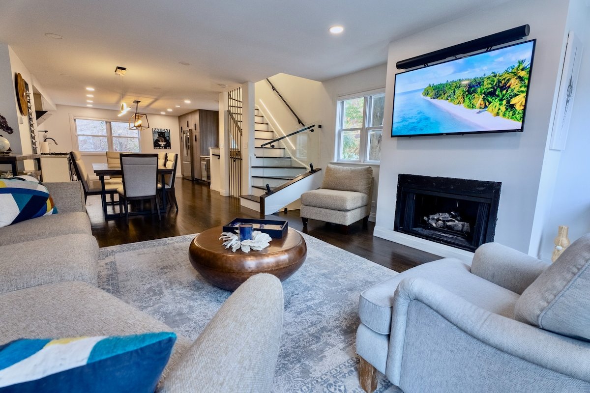 Lux Full House: Outdoor Paradise + FREE Parking! gallery image 5