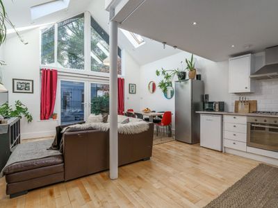 Large Dublin home, 2 mins to Sea/Dart/Aircoach.