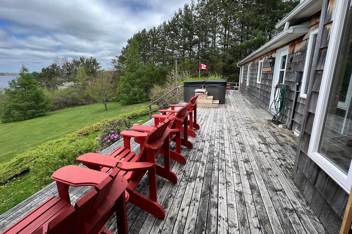 Peaceful 4-bedroom WATERFRONT home with hot-tub gallery image 4