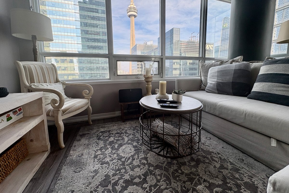Luxury DT Condo, CN Tower views, 1 park, SuperHost gallery image 3