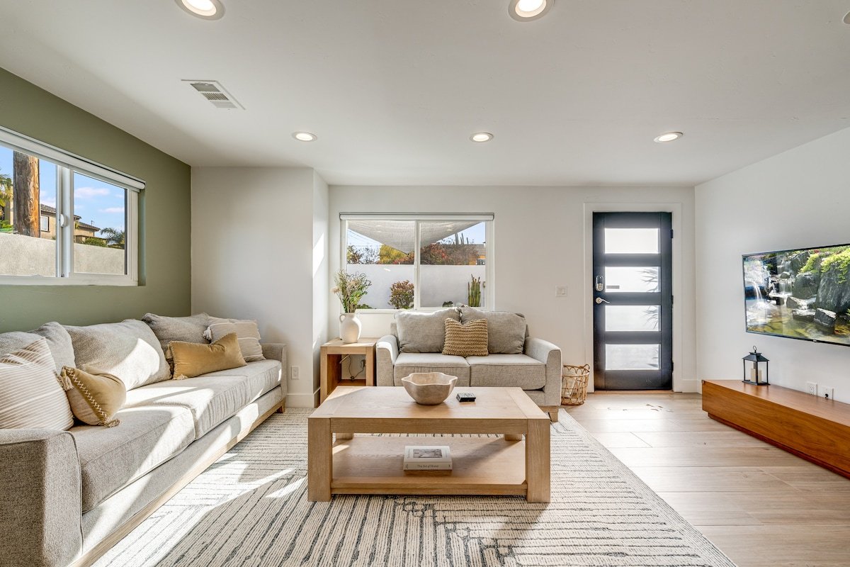 San Diego Modern Home with Pool/Hot tub gallery image 3