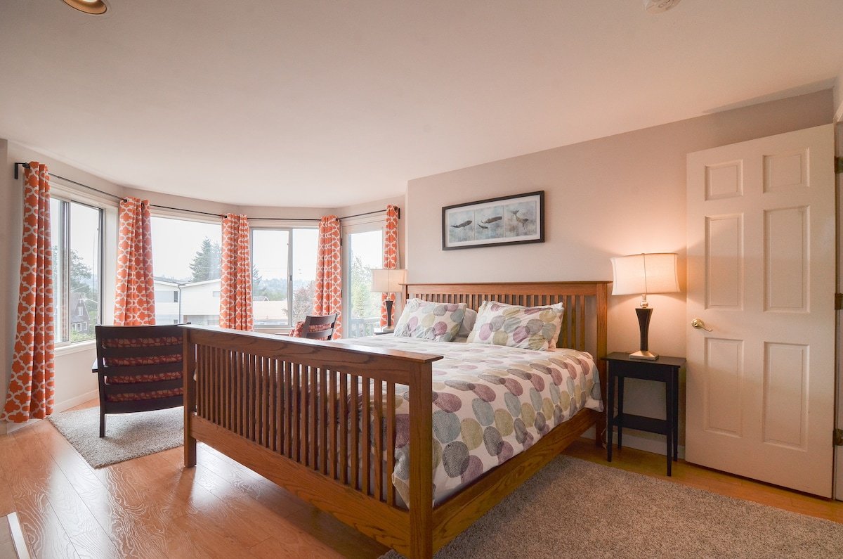 Huge Home a Block from Green Lake gallery image 3