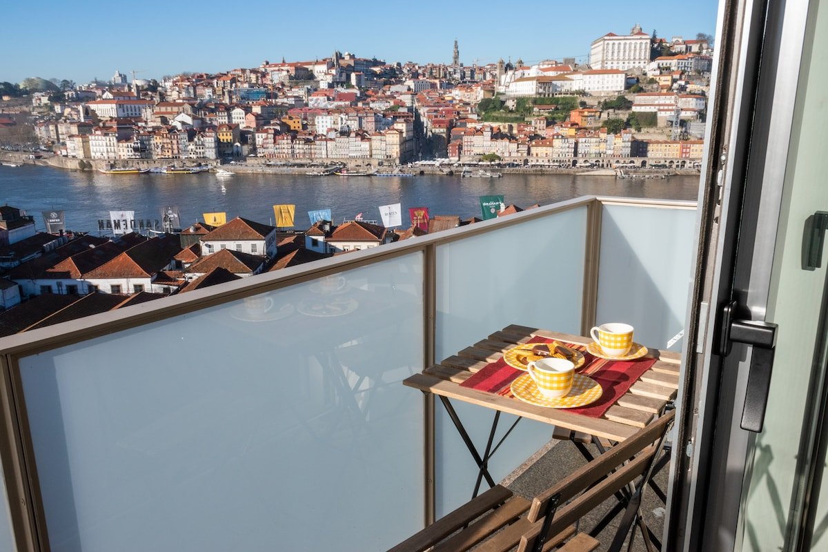 Magnificent River View – 3BR Porto Apartment gallery image 2