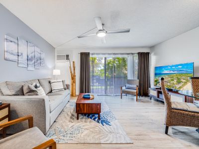 Newly Refreshed Beautiful Condo W/ Pool, Walk to B