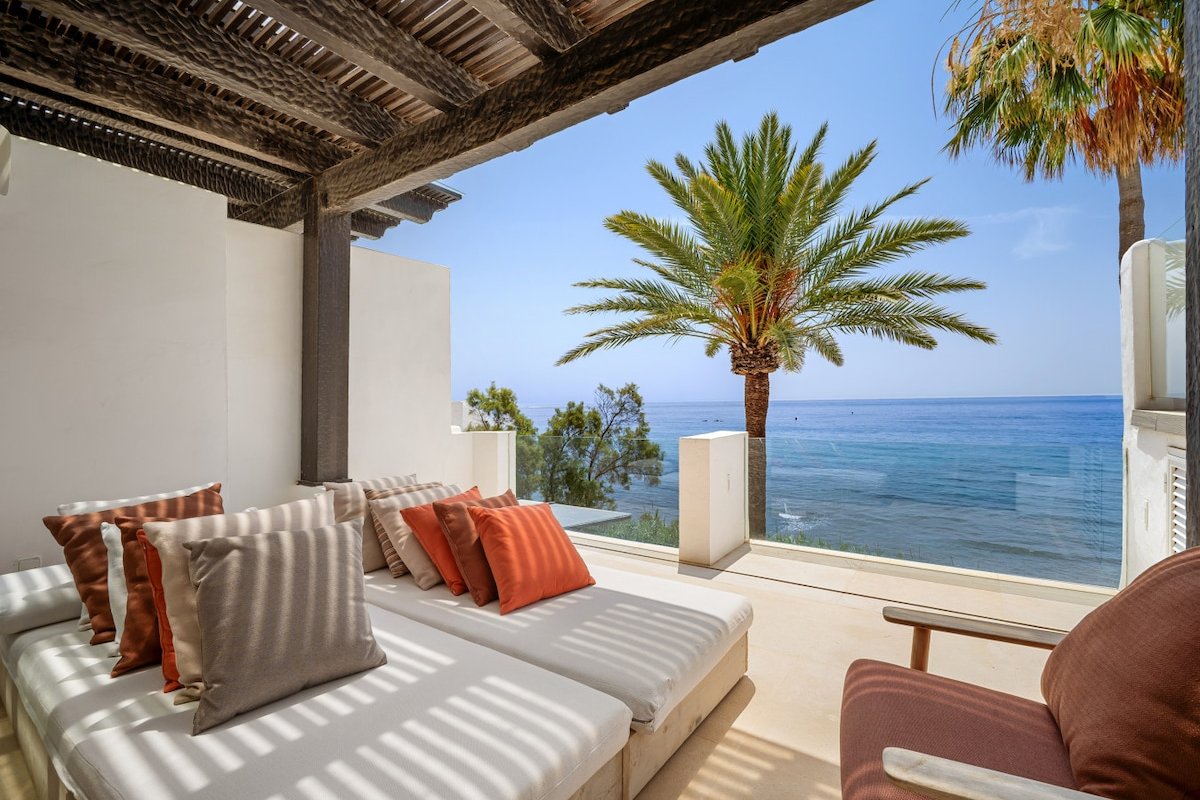 Stylish 4‑Bedroom Duplex in Puente Romano gallery image 2