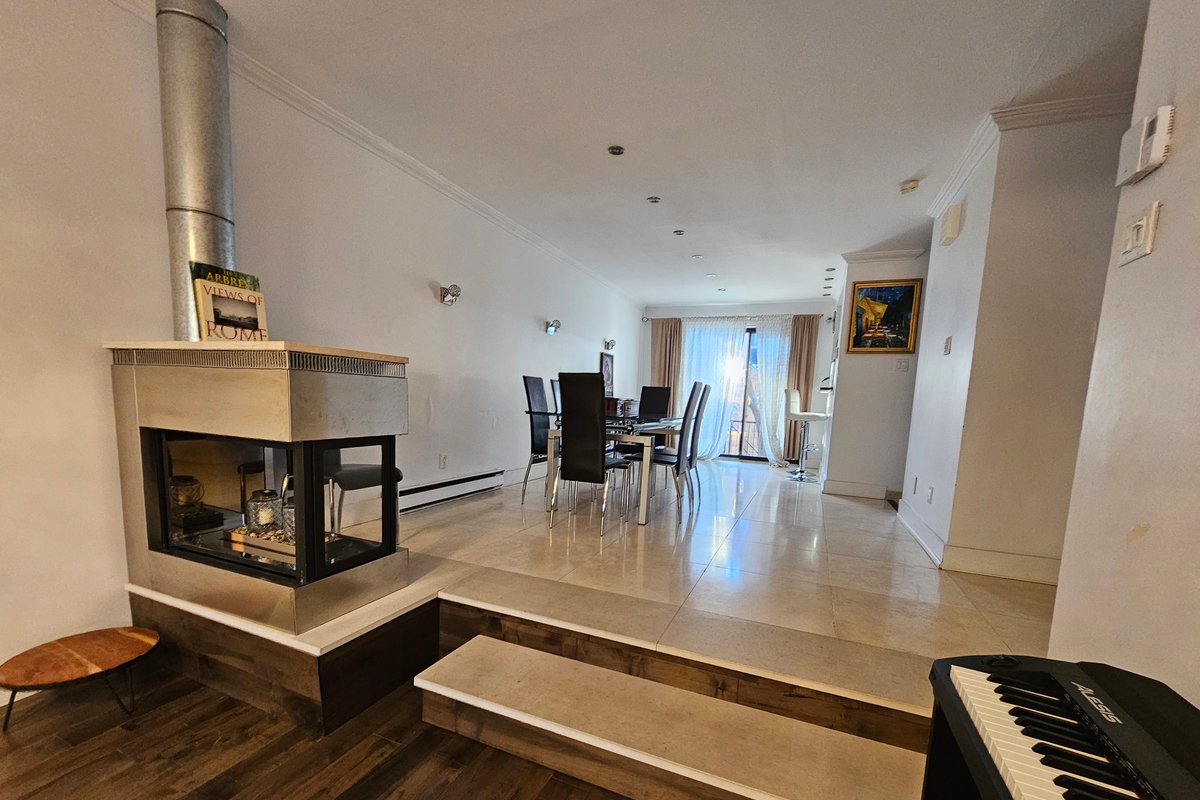 Spacious 2 storey Townhouse,3 rooms,1.5 bathrooms