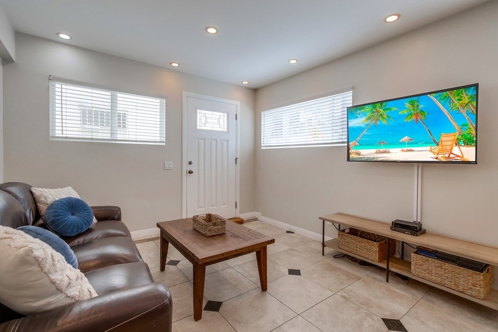 Mission Beach home for 10 steps to the beach gallery image 3