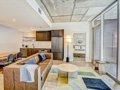 Downtown 2BR | Rooftop Pool | Gym | 18th Flr