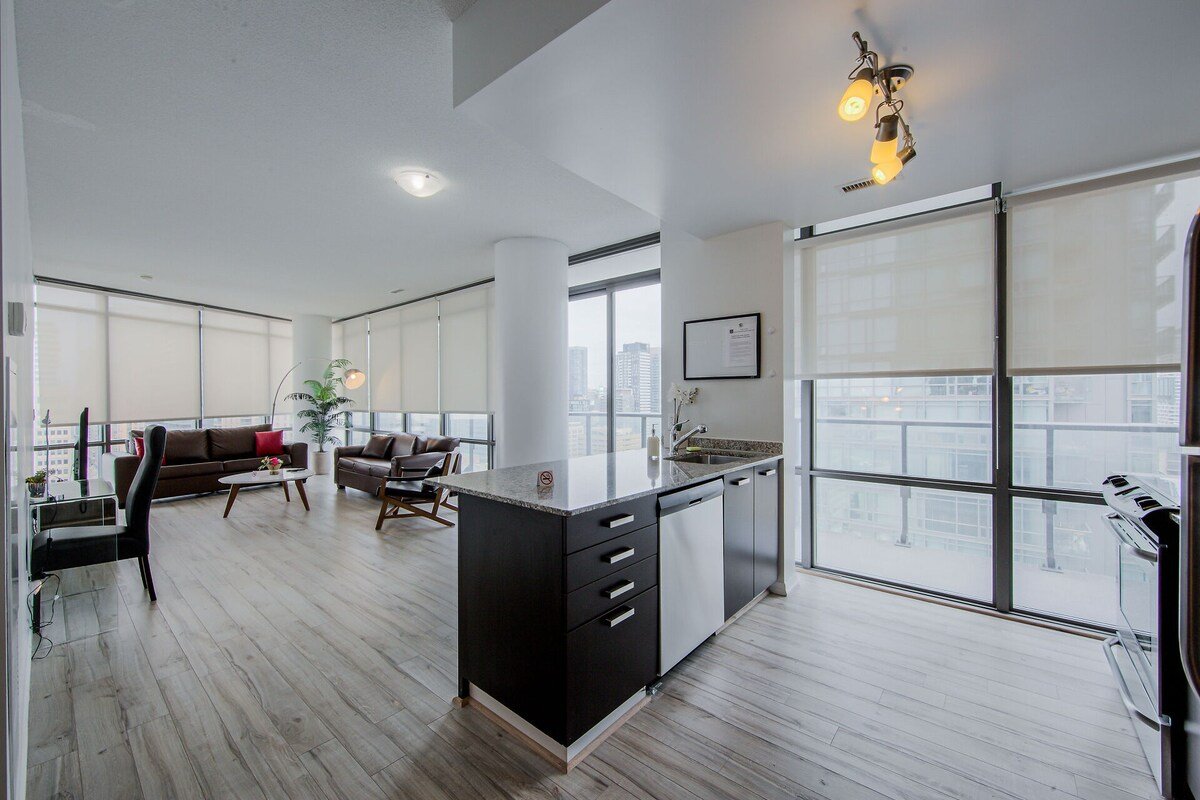 GIANT Million Dollar 2 Bdrm 2 Bath Bay St. Suite gallery image 3