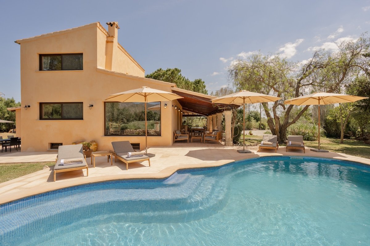 Luxury villa with heated pool, 5 min from beach gallery image 2