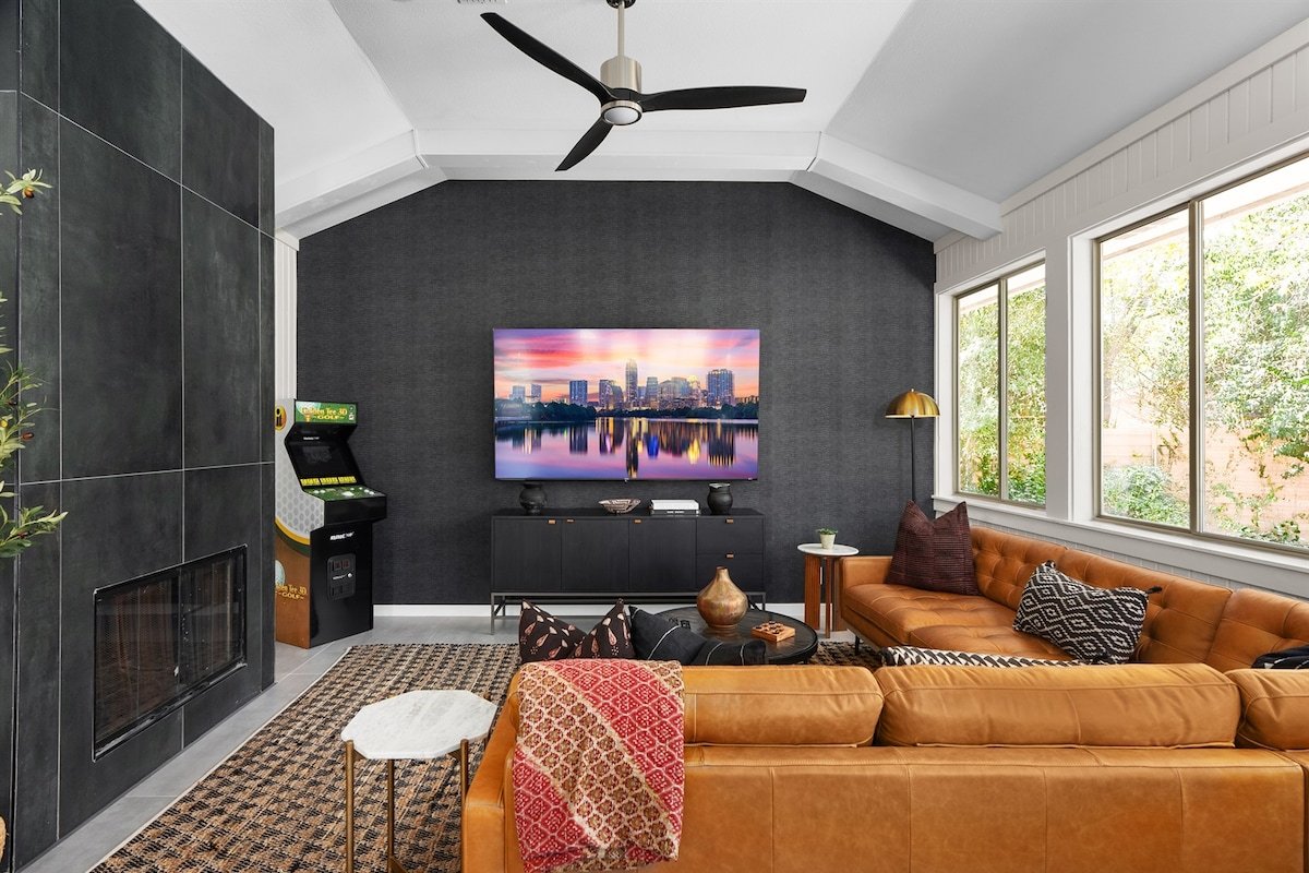 ~La Mariposa~ Best Backyard in Austin ~Sleeps 25 gallery image 5