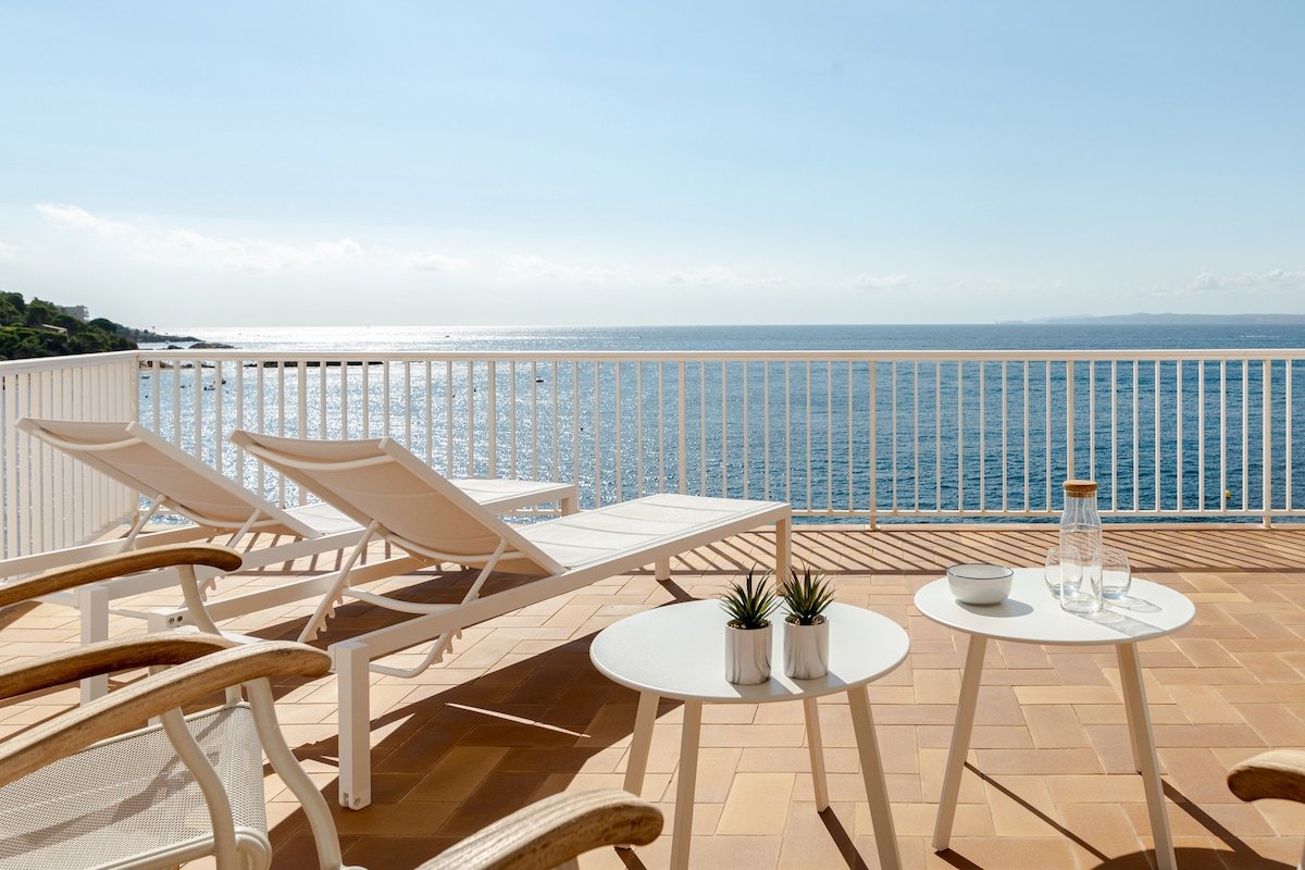 Villa primera línea de mar con piscina climatizada gallery image 3