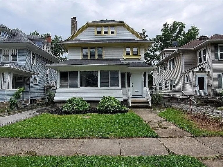 Conveniently located 6 Bedroom Home Next to U of R gallery image 3