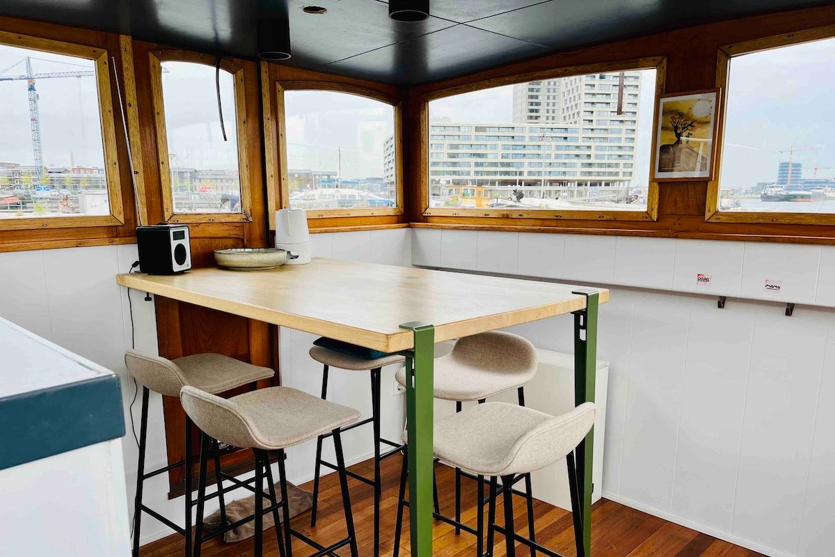 XL luxurious houseboat on hot spot gallery image 4