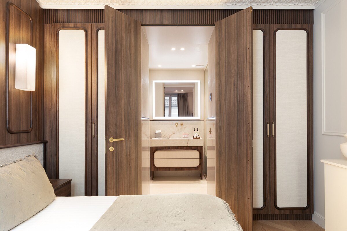 A Refined 1-BR with Services in Louvre gallery image 5