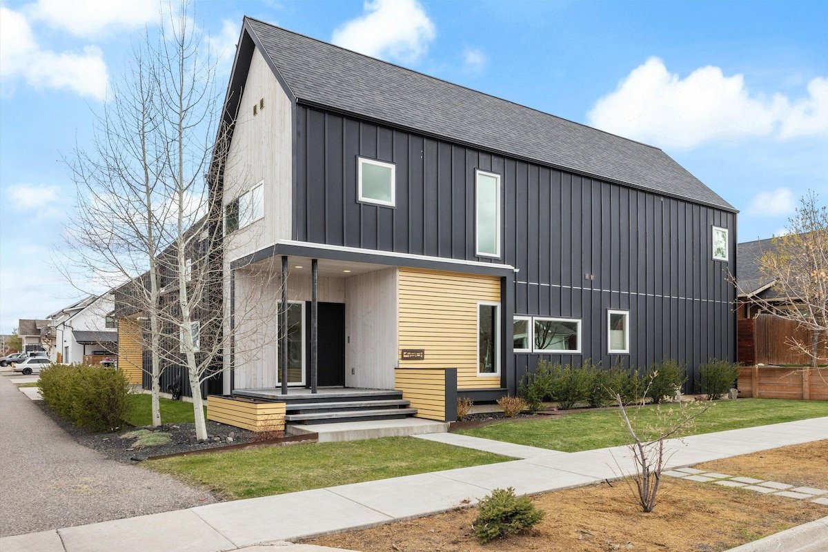 Stafford House- Modern home conveniently located i gallery image 2