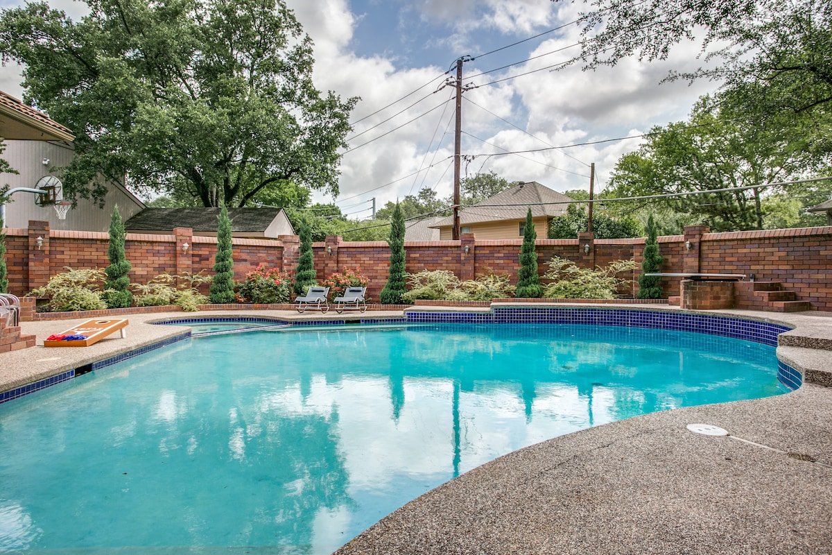 The Best Dallas Has with Heated Pool and Spa gallery image 3