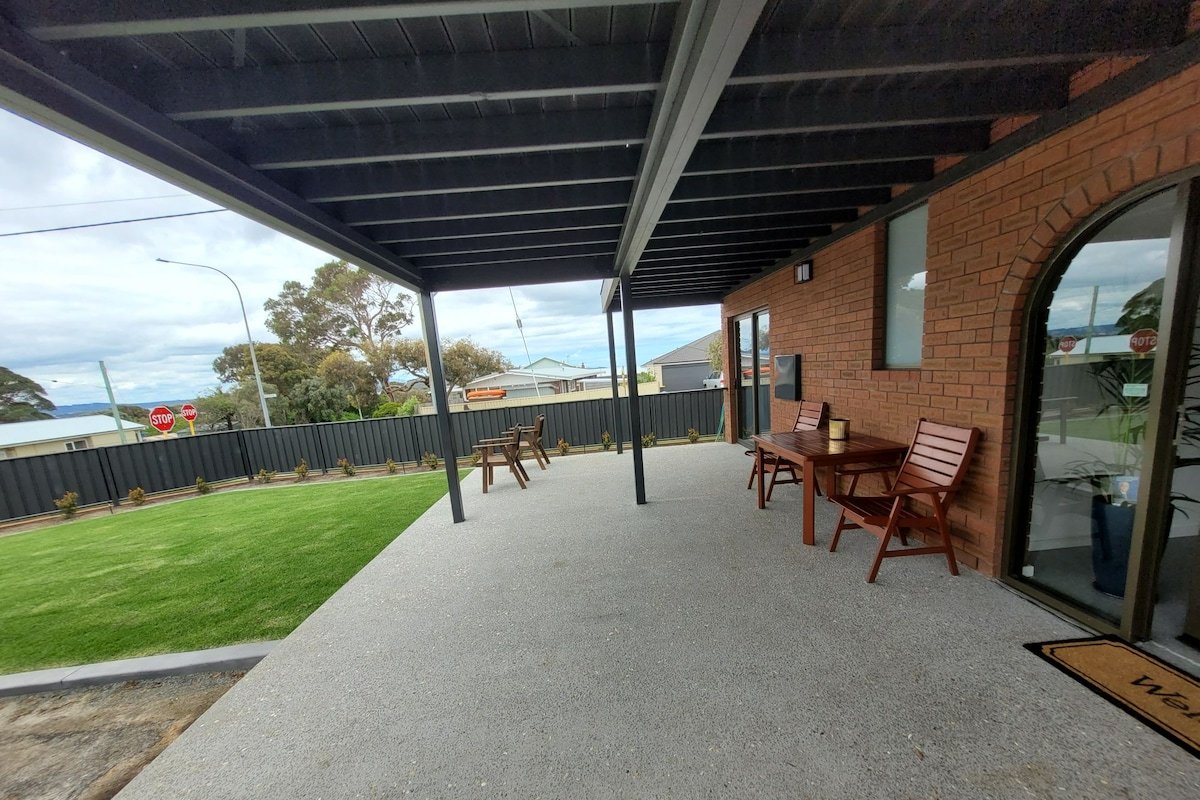 Albany Hillview. Views of ocean, harbour and range gallery image 3