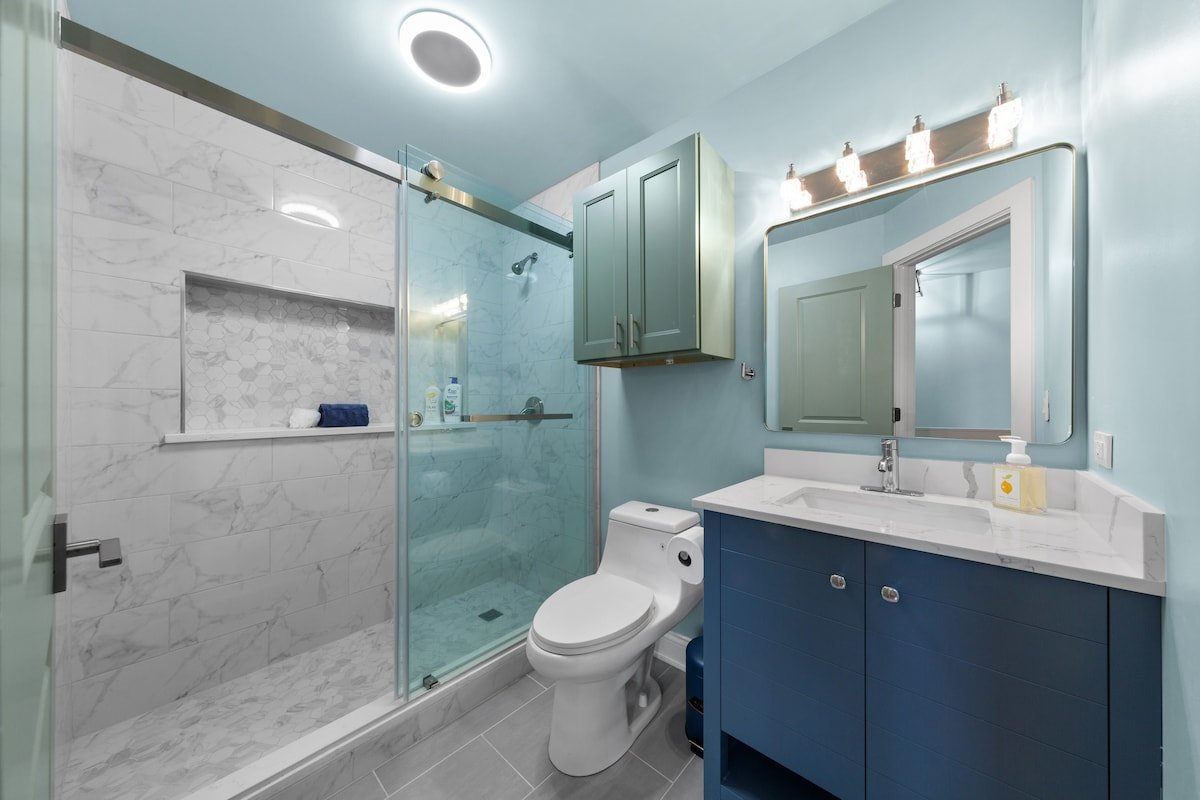 Perfect Location Across from Park & Train Station gallery image 3