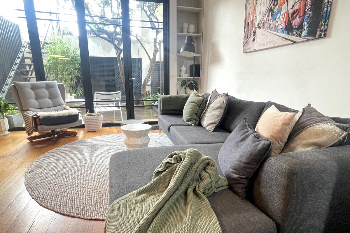 Modern 4BR 5beds + cityviews + lockup garage + MCG