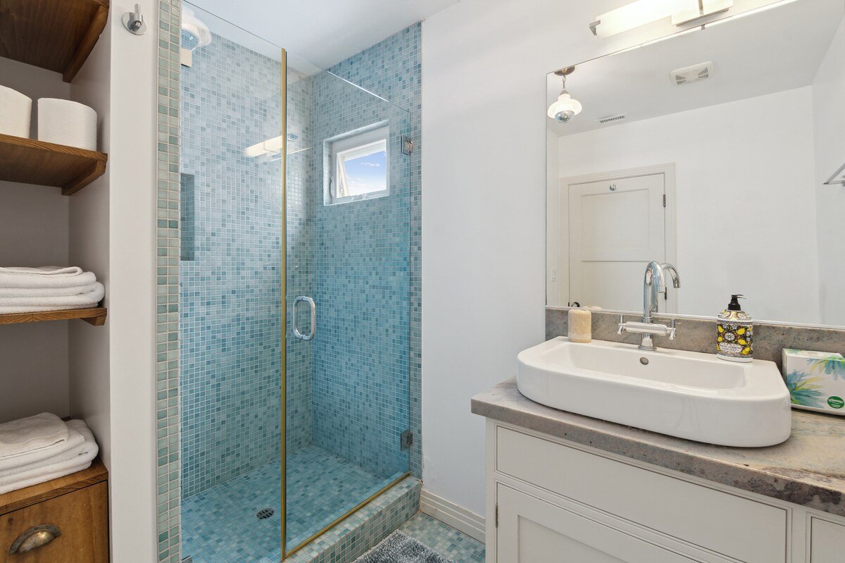 Modern Comfort Retreat 2BD house in Santa Monica gallery image 5