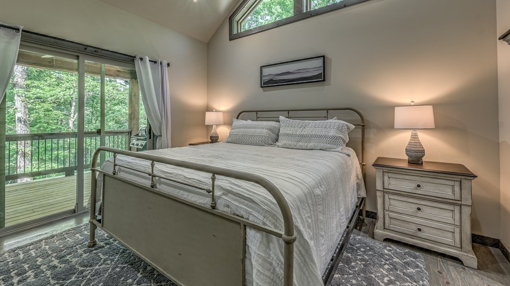 Whitetail Bluff- HotTub, Shuffleboard, Arcade Game gallery image 3