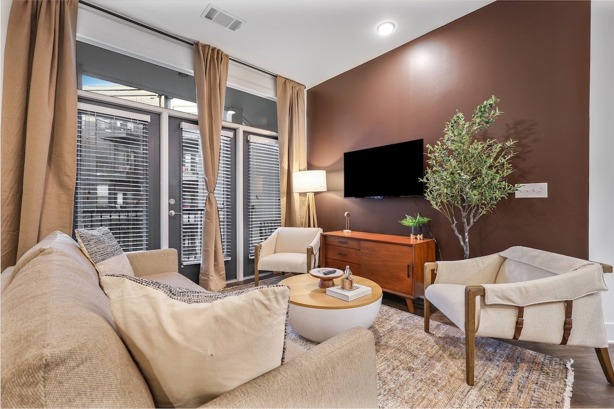 On The Corner of BOHO and SoBro – 0.5 mile to BDWY gallery image 2